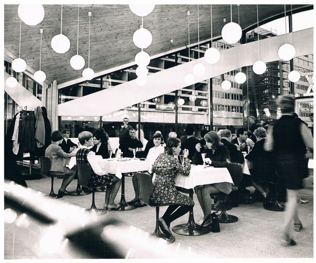 Vielgeliebtes Sternchen, 1969 in der Cottbuser Mokka-Milch-Eisbar »Kosmos« Foto: Erich Schutt