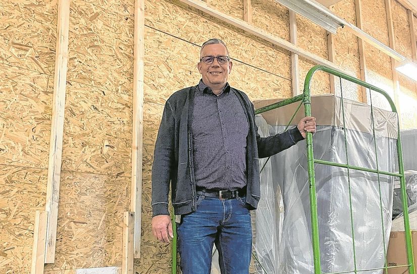 Hausleiter des Riesaer Möbelparadies, Claudius Timpe, im Umbaubereich des Lagers.