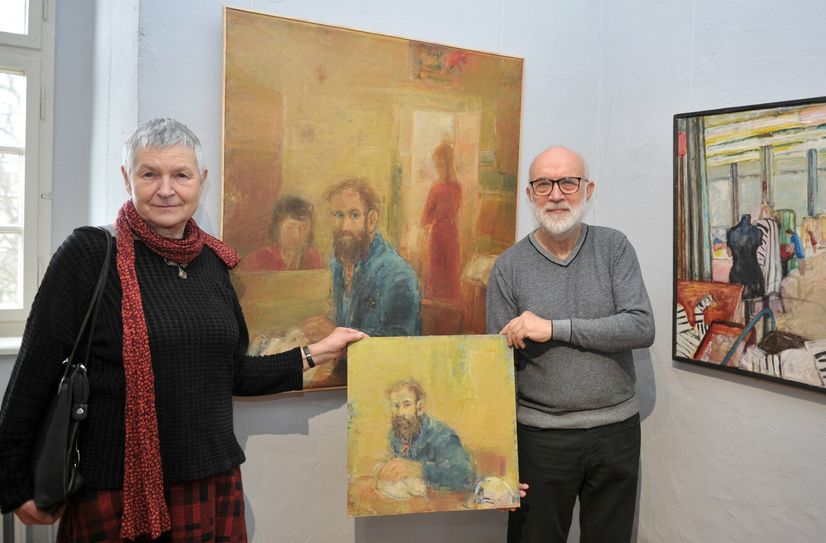 Barbara Seidl-Lampa (l.) hat ein weiteres Werk von Gerhart Lampa der Kunstsammlung Lausitz übergeben. Bei der Übergabe ist der porträtierte Götz Winarsch (r.) selbst mit dabei. Beide zeigen eine Projektstudie, die Gerhart Lampa vor 40 Jahren dem Porträtierten zum Geschenk machte.