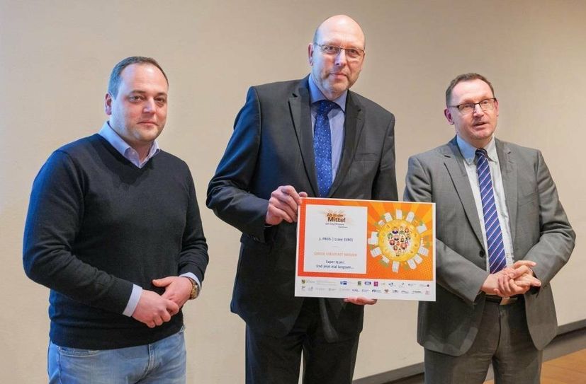 Jan Hasek, Oberbürgermeister Olaf Raschke und Thomas Ott bei der Preisübergabe im Rahmen der Stadtratssitzung.