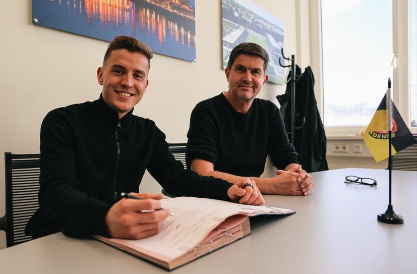 Niklas Hauptmann (l.) gemeinsam mit Ralf Becker (r.), Sportgeschäftsführer bei der SGD, bei der Vertragsunterschrift.