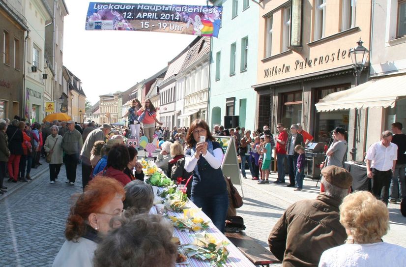 2014 gab es im Rahmen des Hauptstraßenfestes am 12. April eine lange Kaffeetafel. Diese soll es dort wieder am 29. September geben.