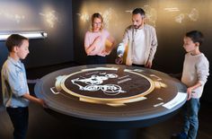 Große und kleine Besucher werden bei den Führungen im Uhrenmuseum staunen.