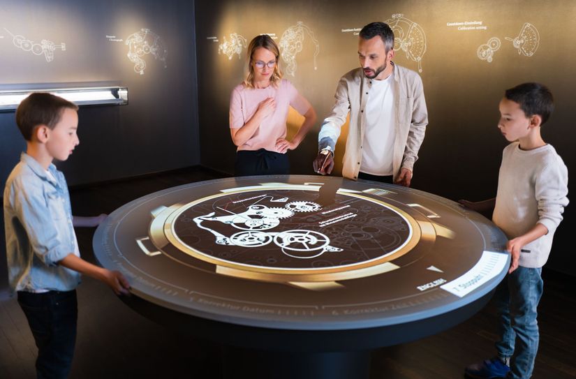 Große und kleine Besucher werden bei den Führungen im Uhrenmuseum staunen.