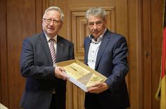 Die Partnerstädte-Bürgermeister Jirji Andel (li.) und Tim Lochner beim Eintrag ins Goldene Buch.