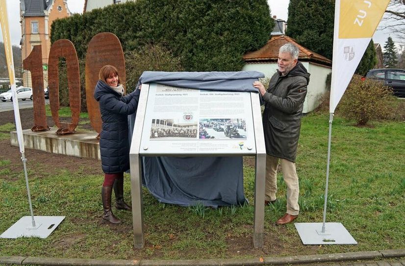 Enthüllung der Infotafel an der »100« mit Oberbürgermeister Uwe Rumberg und Kathleen Gerold vom Stadt- und Tourismusmarketing.