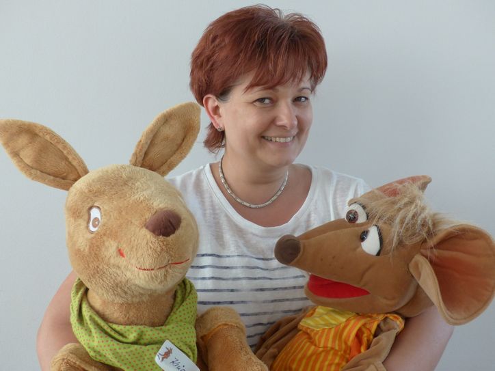 Michaela Lehmann, Känguru Krümel und LeseRatterich Emil freuen sich auf die kommenden Mini-Lesezeiten.
