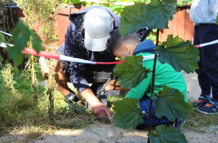 Dann ging’s in die vorbereitete »Ausgrabungsstelle«: Hier hat Leon aus der Kita Regenbogen einen Fund gemacht.  Foto: T. Keil