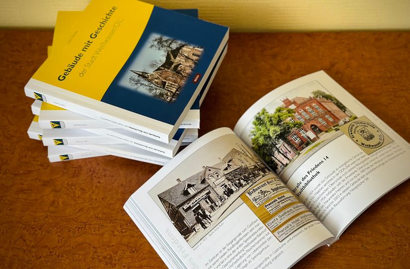 Das Buch "Gebäude mit Geschichte" gibt&apos;s im Glasmuseum, in der Stadtbibliothek und jeden Donnerstag zu den gewohnten Sprechzeiten auch über die Barkasse im Rathaus. Es wurde in einer Auflage von 500 Stück gedruckt.