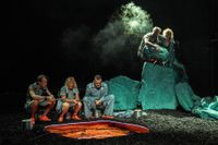 Szenenfoto mit (v.l.n.r.): Torben Appel, Susann Thiede, Kai Börner als Fischerin-Chor; Gunnar Golkowski (Navid), Nathalie Schörken (Carla)