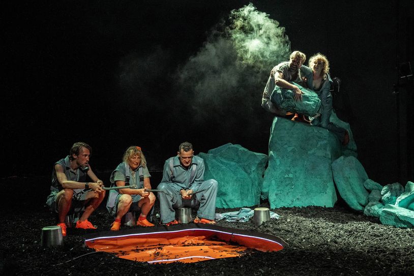 Szenenfoto mit (v.l.n.r.): Torben Appel, Susann Thiede, Kai Börner als Fischerin-Chor; Gunnar Golkowski (Navid), Nathalie Schörken (Carla)