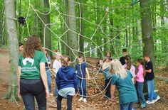 An der Station "Spinnennetz" der diesjährigen Waldjugendspiele war Geschicklichkeit und Teamarbeit gefragt, denn für jedes Kind gab es hier nur einen Durchlass.