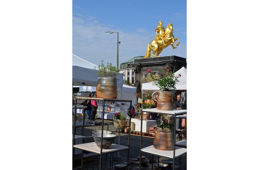 Der Keramikmarkt um den Goldenen Reiter hat wieder geöffnet.