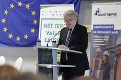 EU-Industriekommissar Thierry Breton erläutert im Industriepark Schwarze Pumpe die Chancen für die Lausitz, eine Modellregion für Europa zu werden.