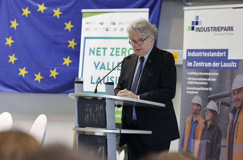 EU-Industriekommissar Thierry Breton erläutert im Industriepark Schwarze Pumpe die Chancen für die Lausitz, eine Modellregion für Europa zu werden.