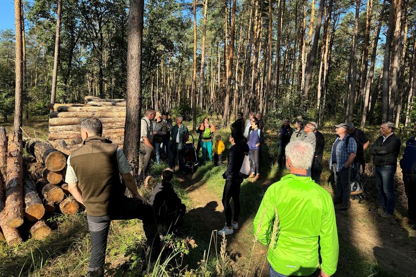 Waldbesitzerschulung zur Borkenkäferthematik als Waldspaziergang.
Foto: Landratsamt Meißen