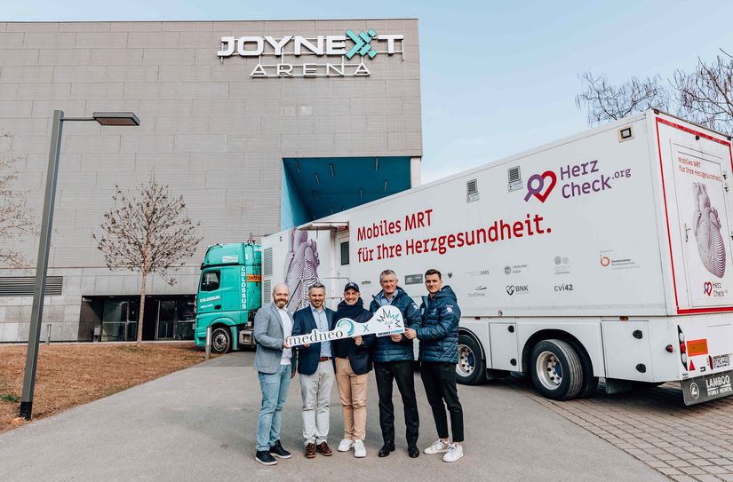 Maik Walsdorf (Geschäftsführer Dresdner Eislöwen), Marcus Schmidt (CEO medneo Deutschland GmbH), Alexander Klos (CFO medneo Deutschland GmbH), Niklas Sundblad (Cheftrainer Dresdner Eislöwen) und Arne Uplegger (Spieler Dresdner Eislöwen) präsentieren beispielhaft eine mobile Anlage vor der JOYNEXT Arena (v.l.n.r.).