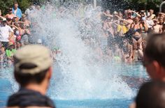 Je lauter es platscht und je höher das Wasser spritzt, desto besser die Arschbombe.