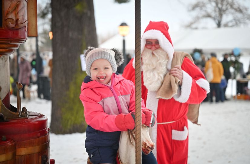 Eine Karussellfahrt, die Freude macht: Über die Kinderweihnacht mit den kostenfreien Angeboten freuen sich Klein und Groß.