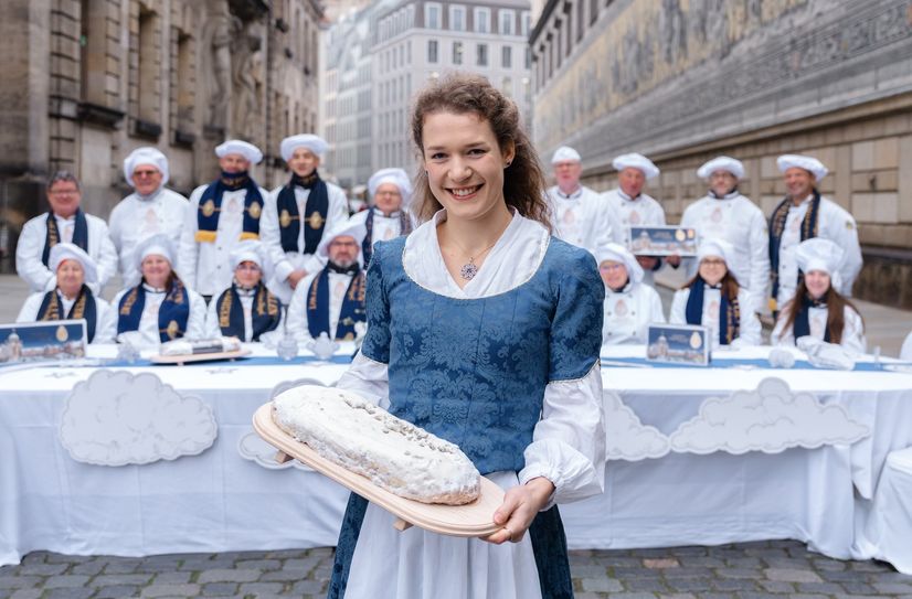 Nach der Ankunft des Festumzuges am 7. Dezember gegen 12 Uhr erfolgt der Anschnitt des Riesenstollens durch das amtierende Dresdner Stollenmädchen Lorna Prenzel.