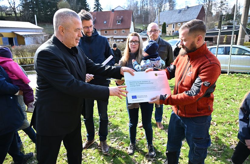 Landrat Michael Geisler (li.) überreichte kürzlich den Förderbescheid für den Spielplatz.