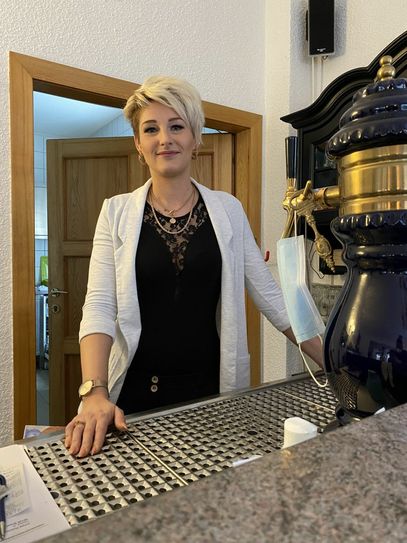 Gastronomin Sophie Koch ist trotz des Corona-Lockdowns zuversichtlich. Sie hofft darauf, bald wieder ihre Türen öffnen zu können. Foto: Jannis Simons