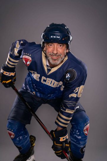 Alexander Ahrens ist Fan der Lausitzer Füchse aus Weißwasser. Dort spielt er auch bei den Amateuren der »Chiefs« als Mittelstürmer. Foto: Norman Paeth