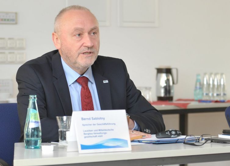 Bernd Sablotny, Sprecher der Geschäftsführung und Technischer Geschäftsführer der LMBV, geht von einer sechs- bis neunmonatigen Sperrung der B169 aus. Foto: Peter Aswendt