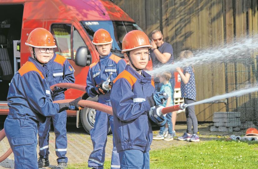 Der Feuewehrnachwuchs aus Glaubitz beim Löschangriff im Rahmen des Sommerfestes.