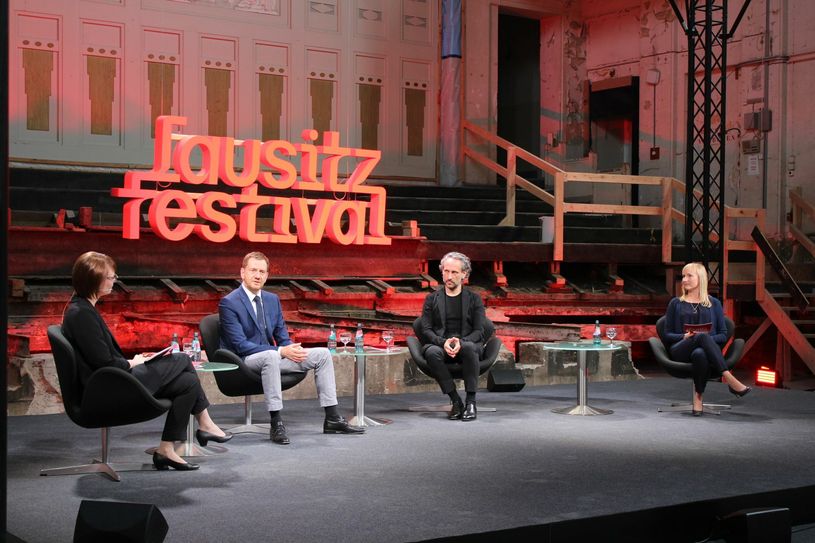 Moderiert von Sarah Alberti stellten Ministerpräsident Michael Kretschmer, der künstlerische Leiter des Festivals, Daniel Kühnel, und die Geschäftsführerin der Görlitzer Kulturservicegesellschaft, Maria Schulz (v.l.n.r.), die Inhalte des zweiten Lausitz Festivals vor. Brandenburgs Ministerpräsident Dietmar Woidke, der ebenso wie sein sächsischer Amtskollege Schirmherr des Festivals ist, war per Video zugeschaltet. Foto: T. Keil