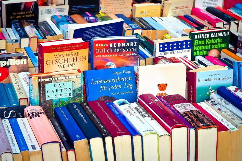 Die Veranstaltung ist keine reine Kleiderbörse, sondern auch ein Flohmarkt. Verkauft werden neben Kleidung also beispielsweise auch Bücher und Spielzeug. Symbolfoto: Pixabay