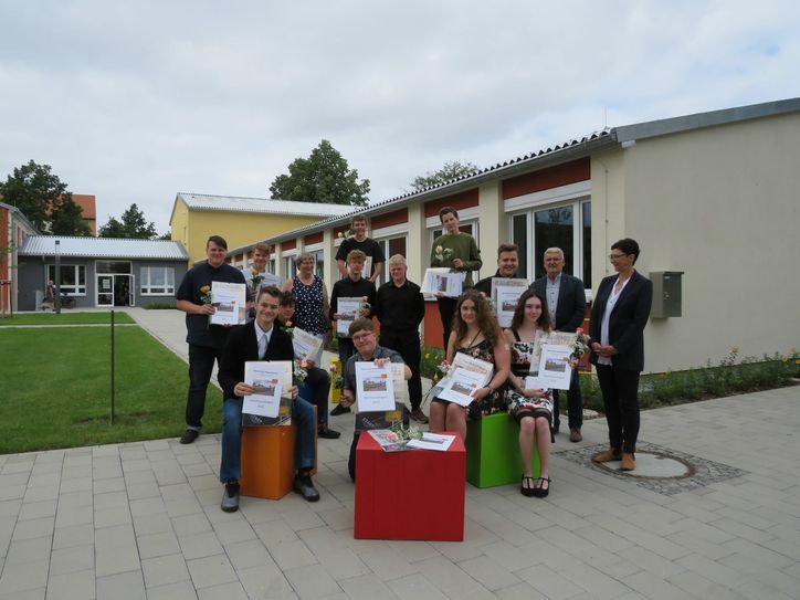 Das sind die diesjährigen Absolventen und ihre Lehrer des Produktiven Lernens. Die Ergebnisse freuen auch Schulleiterin Romy Stötzner (rechts). Foto: Silke Richter