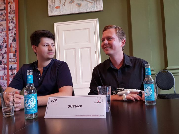 Serghei Baltag und Yannic Adler von »SCYtech« mit ihrem Akkuschrauber-Handschuh.