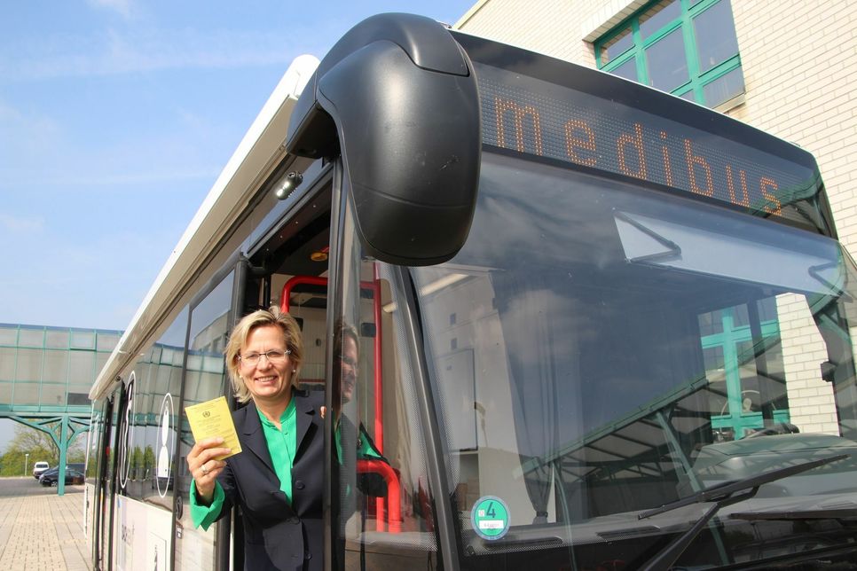 Sozialministerin Barbara Klepsch beim Auftakt zur Impfbus-Tour in Pirna. Foto: Schramm