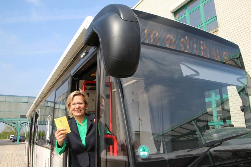 Sozialministerin Barbara Klepsch beim Auftakt zur Impfbus-Tour in Pirna. Foto: Schramm