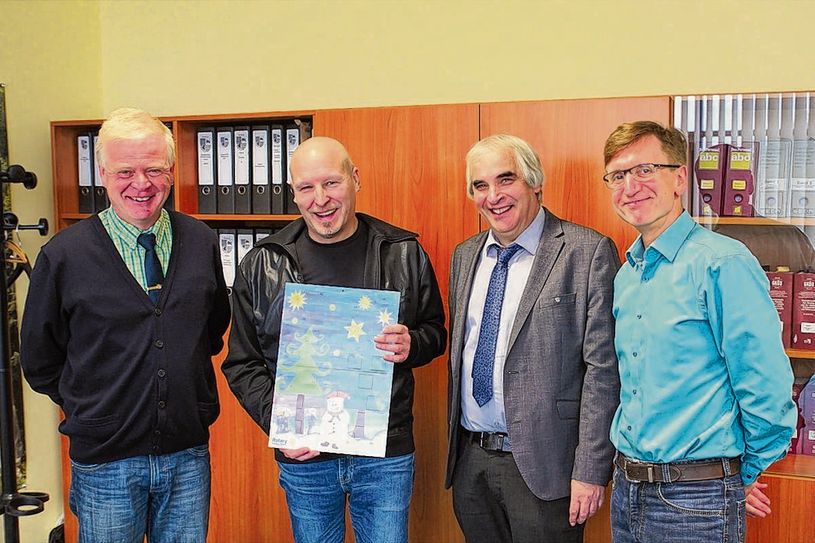 Kalenderübergabe an den Sponsor des Hauptpreises (von links) Stephan Haag, Gerd Rothaug, Peter Hans und Horst Liepe. Foto: pm