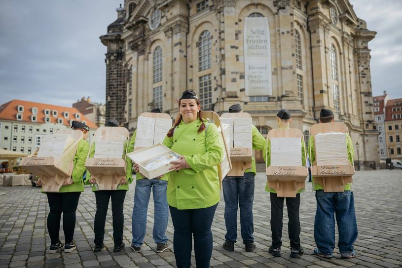 300 Stollen, gut verpackt in speziellen Kiepen, müssen in die Glockenstuben.