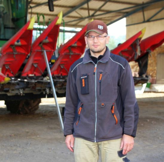 Landwirt Tobias Pelz ist konventioneller Landwirt und glücklich mit seinem Job. Foto: Farrar
