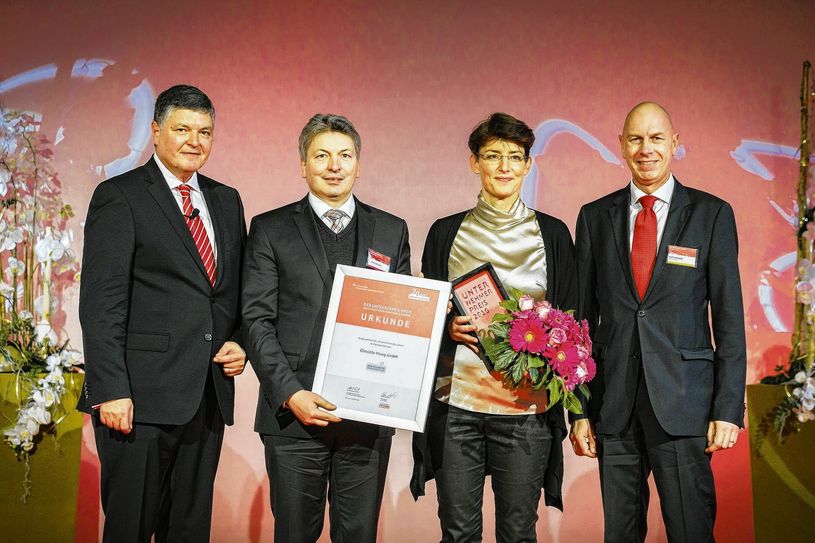 Bei der Verleihung des 20. Unternehmer-Preises im Land Sachsen hat die Geschäftsführerin der Ölmühle Moog GmbH, Judith Faller-Moog, ihren Preis vom Vorstandsvorsitzenden der Sparkasse Meißen, Rolf Schlagloth (r), dem Landrat des Landkreises Meißen, Arndt Steinbach (2. vl.), und OSV Verbandsgeschäftsführer Wolfgang Zender (l.) entgegen. Foto: Thomas Trutschel photothek/Ostdeutscher Sparkassenverband