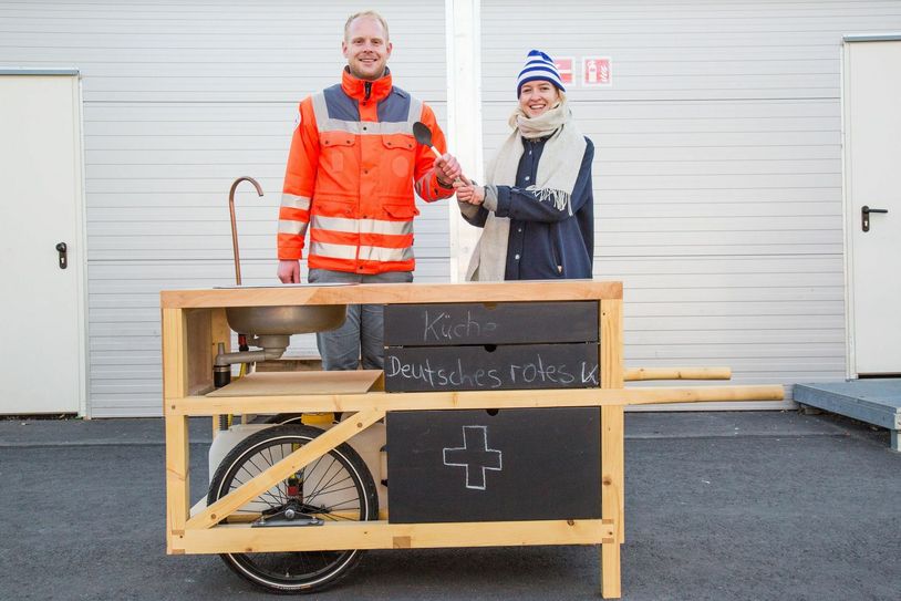 Campleiter Michael Druch und Tina Bobbe bei der Übergabe in der Erstaufnahmeeinrichtung Bremer Straße. Foto: Dennis Pohlig, DRK