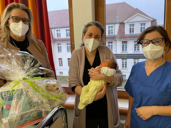 Pflegedirektorin Andrea Stewig-Nitschke, Aida Molla Quinteiro mit der kleinen Katja und Alina Rózewicz Foto: pm
