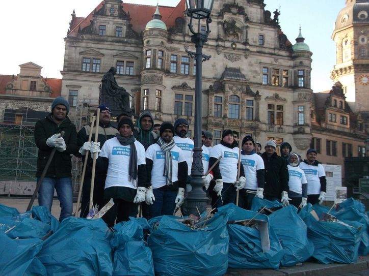 Ein Foto nach getaner Arbeit. 25 Muslime, ein Großteil Flüchtlinge, räumten am Neujahrsmorgen in der Altstadt auf.