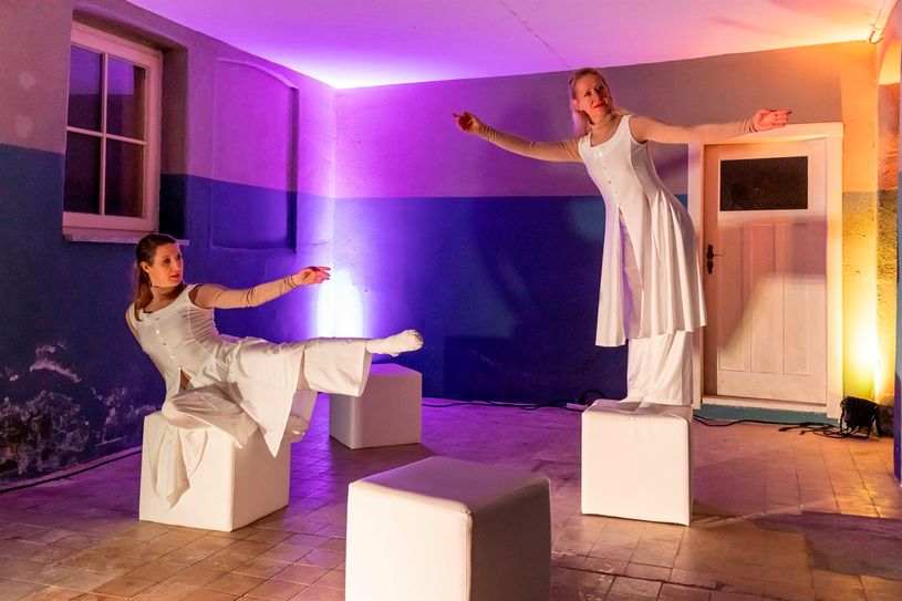 Kunst zum Genießen und Staunen. Jana Schmück (links) und Anne Dietrich bei der Durchführung einer Tanzchoreographie.