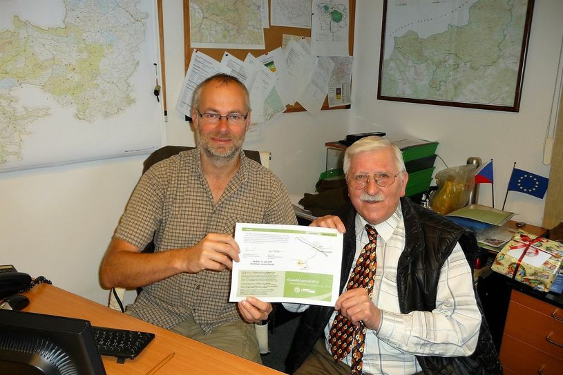 Tomas Salov (li.) und Klaus Fiedler präsentieren den neuen Flyer für die Freundschaftswanderung.