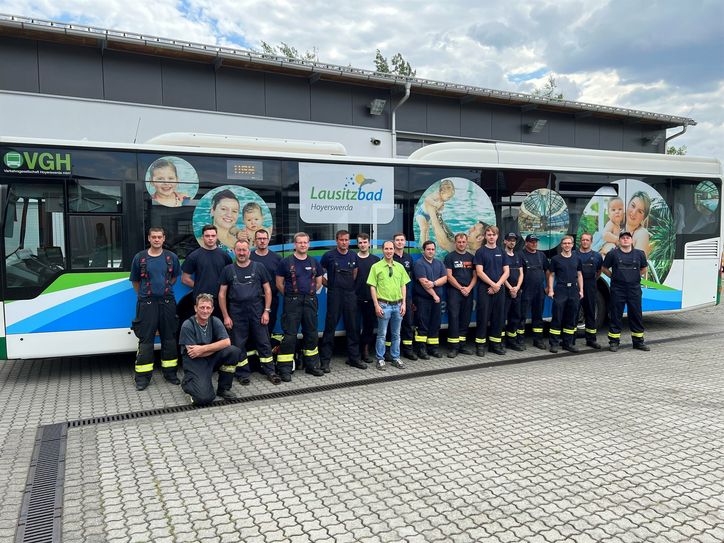 Um den gewaltigen Waldbränden entgegen zu wirken, unterstützen vor Ort auch die städtische Feuerwehr Hoyerswerda und Kameraden aus den Orten Tätzschwitz, Zerre, Wittichenau, Sollschwitz, Maukendorf, Weißkollm, Neustadt/Spree und Burg. Die Notfall-Beförderung erfolgt mit mehreren Bussen der Verkehrsgesellschaft Hoyerswerda (VGH).