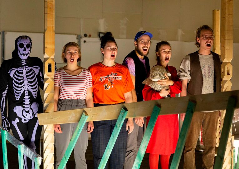 Mit dem »Chor des Ostens« entwickelte Florian Hein 2019 in Halle das Stück »Herbststück89«.