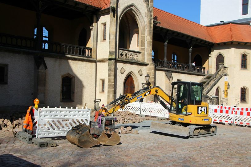 In einem Randstreifen vom Burgeingang entlang des Wehrganges und dem Kornhaus wird zuerst das alte Pflaster entfernt. Später sollen dort neue, glatte Sandsteinplatten verlegt werden.