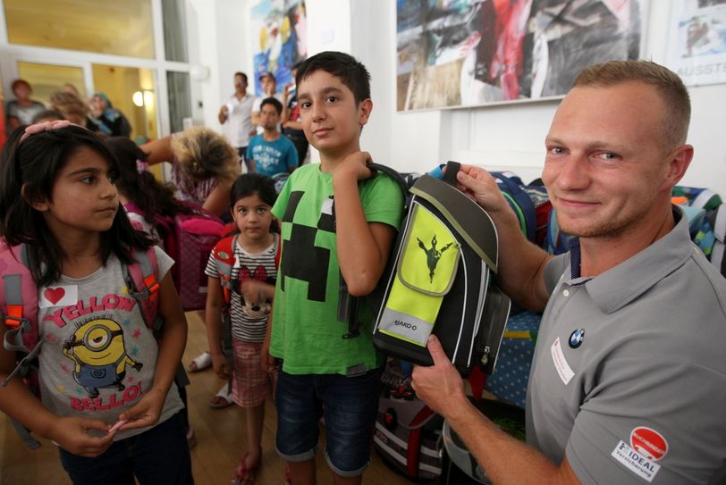 Tolle Geste kurz vor dem Schulanfang: Bob-Olympiasieger Francesco Friedrich übergab Ranzen an 40 Schulanfänger aus Asylbewerber-Familien.                 Foto: Daniel Förster