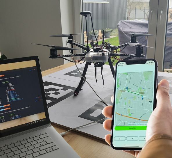 Jan Berndt und Alexander Lowa haben sich in ihrer Arbeit damit beschäftigt, wie Liefersysteme zukünftig durch autonome Fluggeräte aufrechterhalten werden könnten.