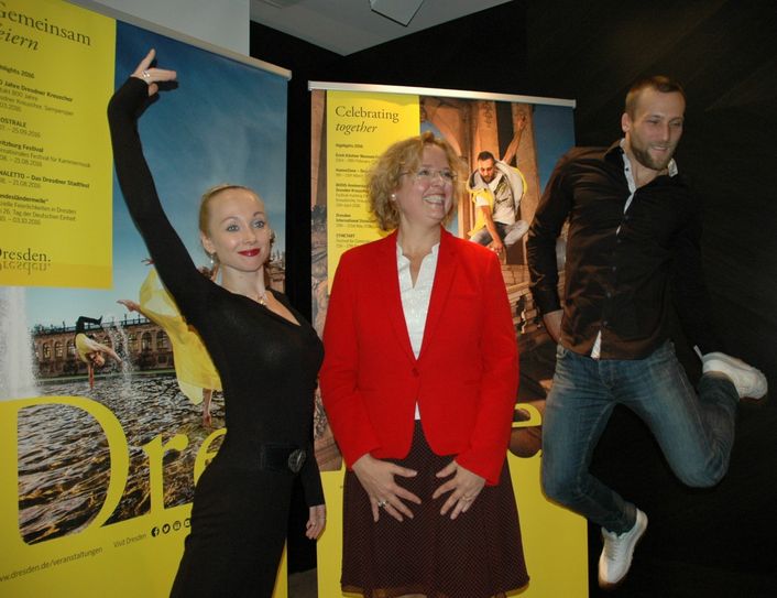 DMG-Chefin Dr. Bettina Bunge (mi.) mit zwei Akteuren, die beim Fotoshooting für die Jahreskampagne dabei waren: Tänzerin Maria und Breakdancer Felix. Foto: Pönisch
